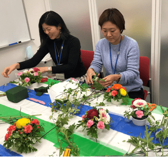 終業後に会社でフラワーアレンジメント教室を開催しました。こういった活動にも会社から補助が出ます。